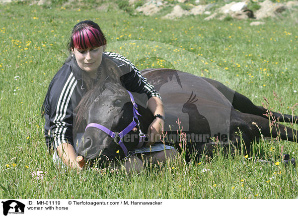 Vertrauen zwischen Mensch und Pferd / woman with horse / MH-01119