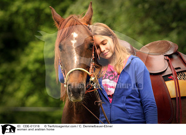 Frau und Araber / woman and arabian horse / CDE-01318