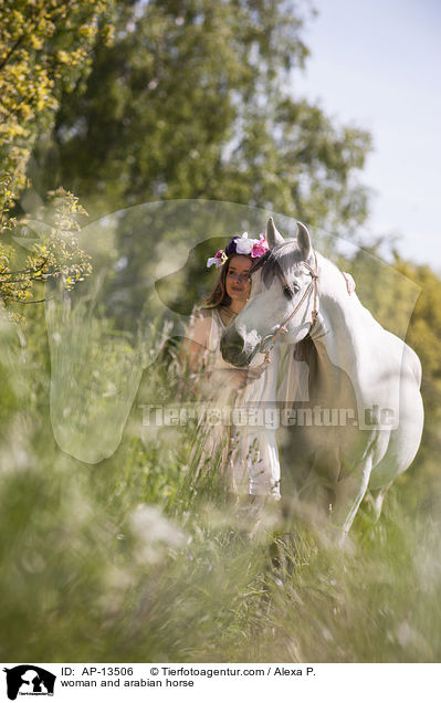 Frau und Araber / woman and arabian horse / AP-13506