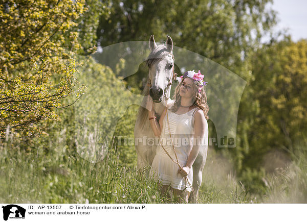 Frau und Araber / woman and arabian horse / AP-13507