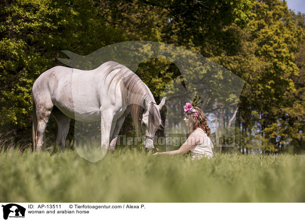 Frau und Araber / woman and arabian horse / AP-13511