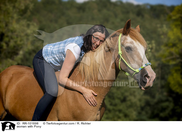 Frau mit Pony / woman with Pony / RR-101698