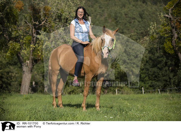 Frau mit Pony / woman with Pony / RR-101700