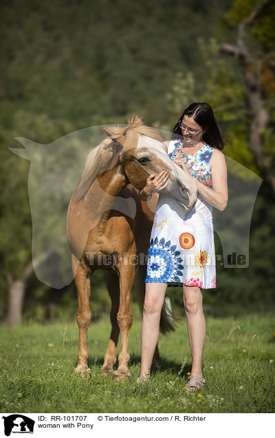 Frau mit Pony / woman with Pony / RR-101707