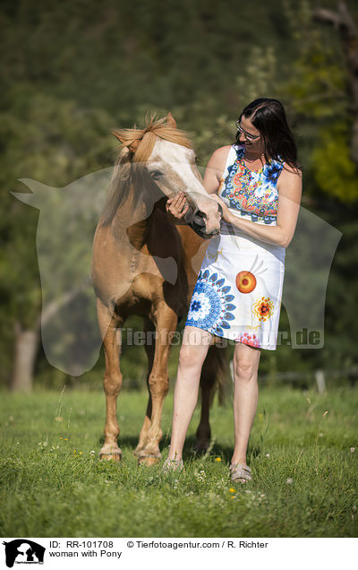 Frau mit Pony / woman with Pony / RR-101708