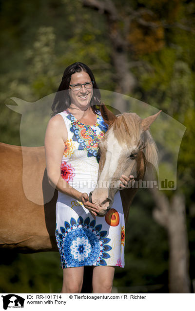 Frau mit Pony / woman with Pony / RR-101714