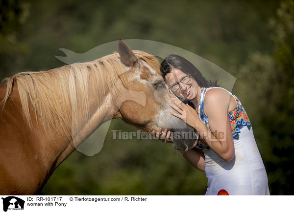 Frau mit Pony / woman with Pony / RR-101717