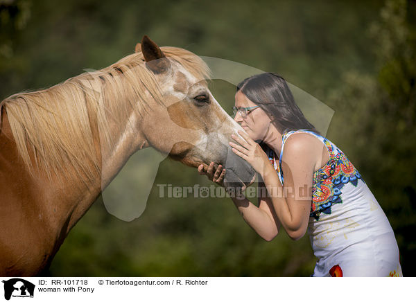 Frau mit Pony / woman with Pony / RR-101718