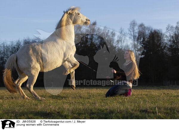 junge Frau mit Connemara / young woman with Connemara / JM-05926