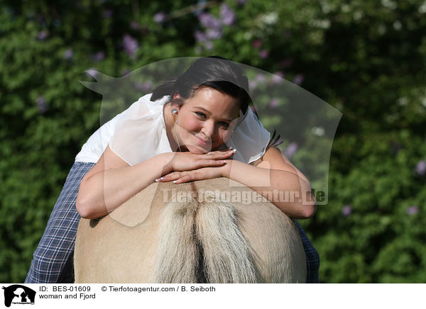 Frau mit Fjordpferd / woman and Fjord / BES-01609