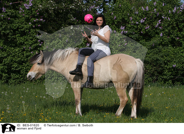 Frau mit Fjordpferd / woman and Fjord / BES-01620