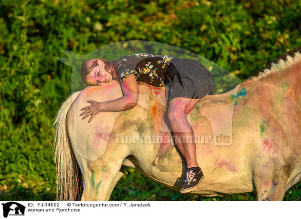 Frau und Fjordpferd / woman and Fjordhorse / YJ-14692