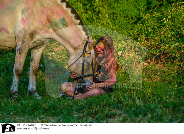 Frau und Fjordpferd / woman and Fjordhorse / YJ-14696