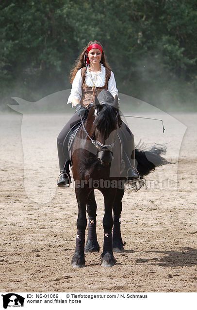 Frau mit Friesen / woman and frisian horse / NS-01069