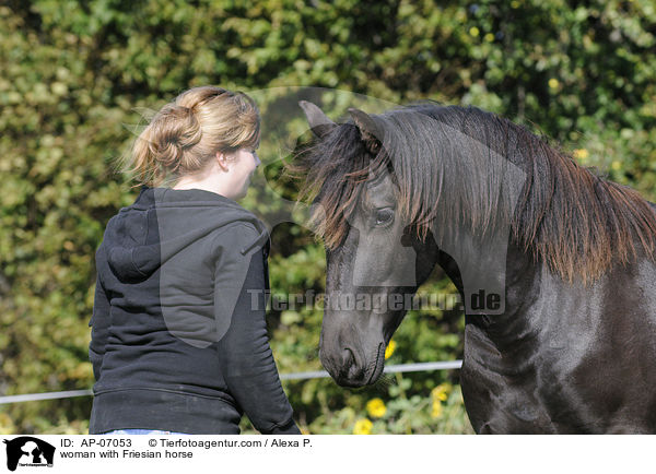 Frau mit Friese / woman with Friesian horse / AP-07053