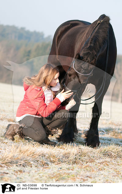 Mdchen und Friese / girl and Friesian horse / NS-03698