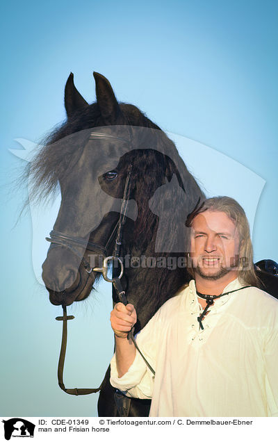 Mann und Friese / man and Frisian horse / CDE-01349