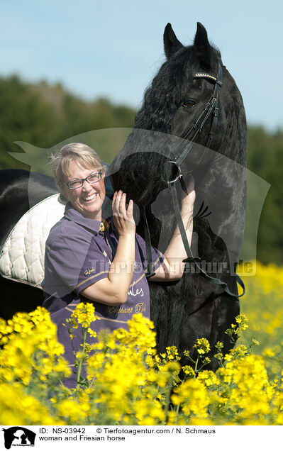 woman and Friesian horse / NS-03942