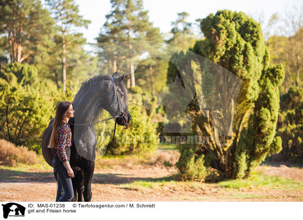 girl and Frisian horse / MAS-01238