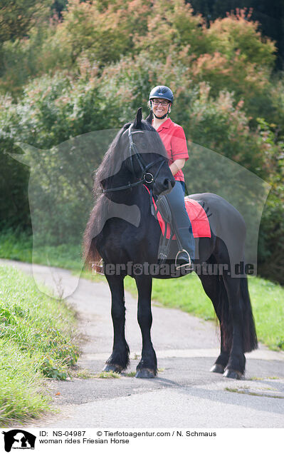 Frau reitet Friese / woman rides Friesian Horse / NS-04987