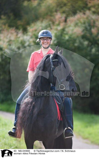 Frau reitet Friese / woman rides Friesian Horse / NS-04990