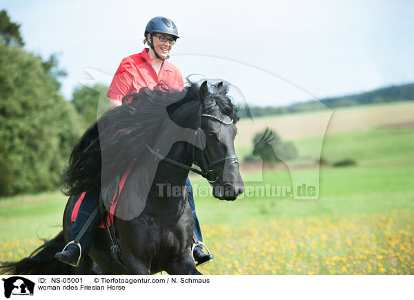 Frau reitet Friese / woman rides Friesian Horse / NS-05001