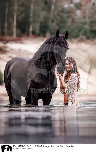 woman with horse / MAK-01242