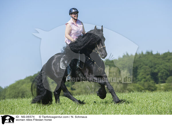 Frau reitet Friese / woman rides Friesian horse / NS-06574