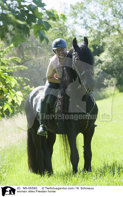 Frau reitet Friese / woman rides Friesian horse / NS-06580