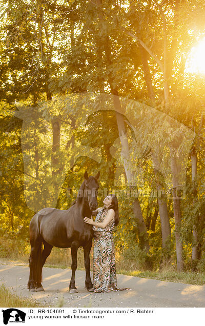 junge Frau mit Friesenstute / young woman with friesian mare / RR-104691
