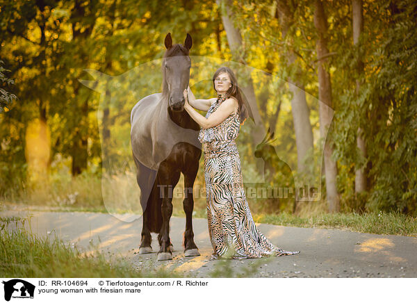 junge Frau mit Friesenstute / young woman with friesian mare / RR-104694
