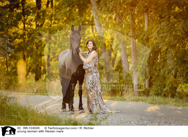 junge Frau mit Friesenstute / young woman with friesian mare / RR-104695