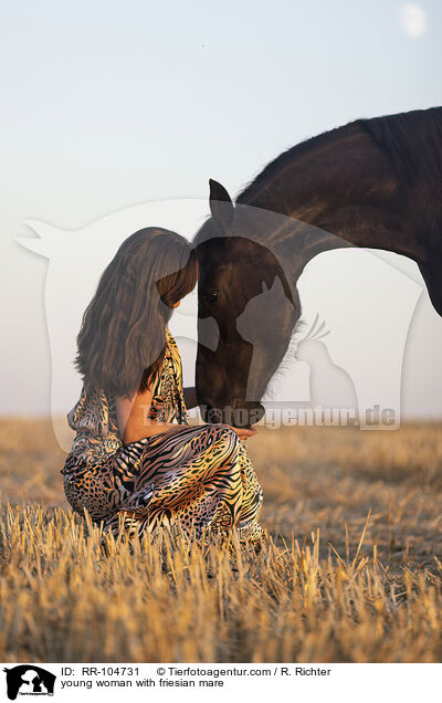 junge Frau mit Friesenstute / young woman with friesian mare / RR-104731