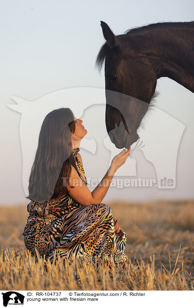 junge Frau mit Friesenstute / young woman with friesian mare / RR-104737