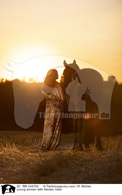 junge Frau mit Friesenstute / young woman with friesian mare / RR-104752