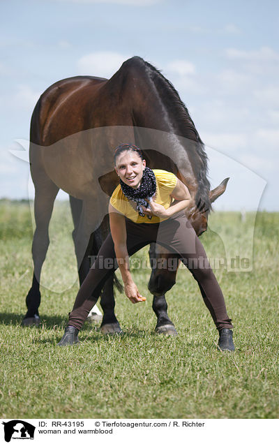 Frau und Deutsches Reitpferd / woman and warmblood / RR-43195