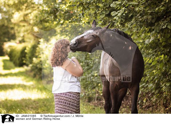 Frau und Deutsches Reitpferd / woman and German Riding Horse / JAM-01085