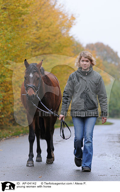junge Frau mit Pferd / young woman with horse / AP-04142