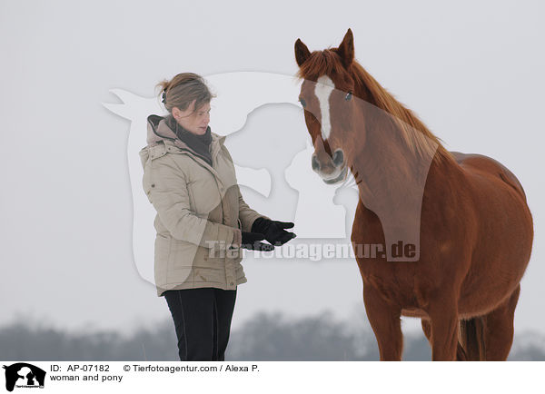 Frau und Deutsches Reitpony / woman and pony / AP-07182