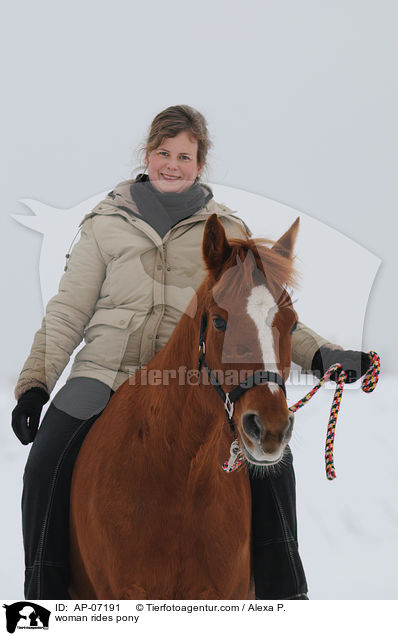 Frau reitet Deutsches Reitpony / woman rides pony / AP-07191