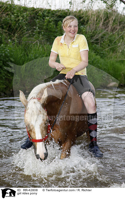 Mdchen reitet Deutsches Reitpony / girl rides pony / RR-42808