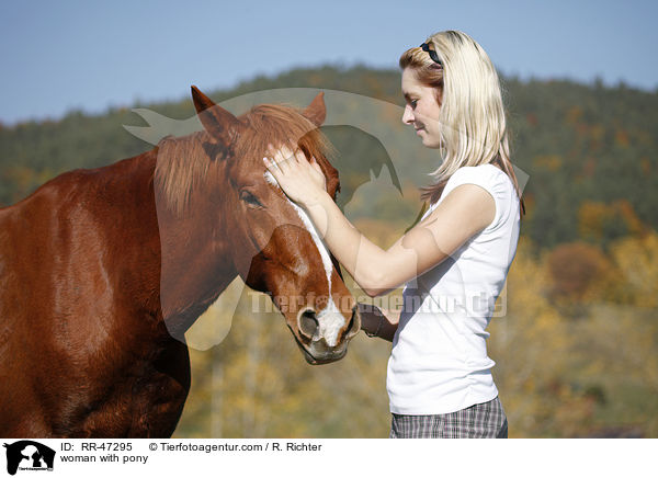 Frau mit Deutsches Reitpony / woman with pony / RR-47295