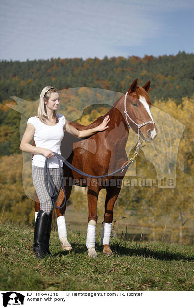 Frau mit Deutsches Reitpony / woman with pony / RR-47318