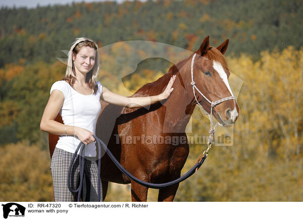 Frau mit Deutsches Reitpony / woman with pony / RR-47320