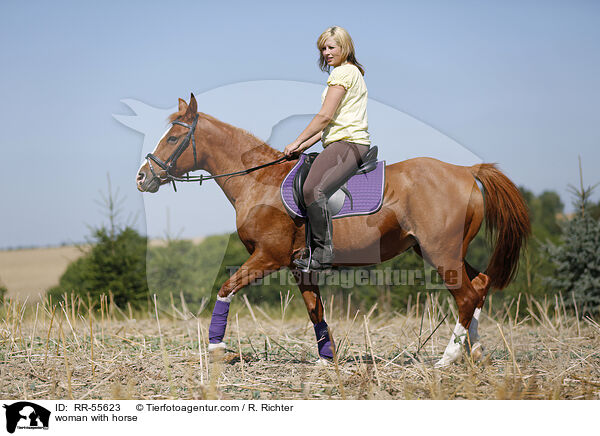 Frau mit Pferd / woman with horse / RR-55623