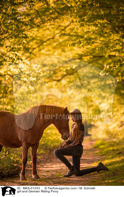 Mdchen und Deutsches Reitpony / girl and German Riding Pony / MAS-01243