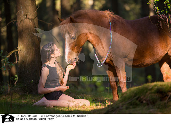 Mdchen und Deutsches Reitpony / girl and German Riding Pony / MAS-01250