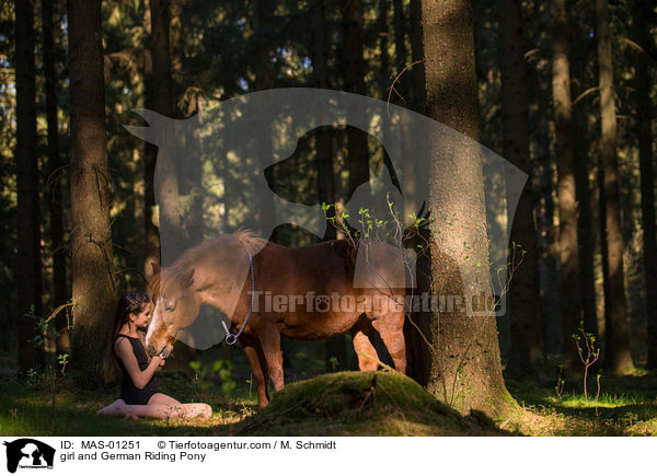 Mdchen und Deutsches Reitpony / girl and German Riding Pony / MAS-01251
