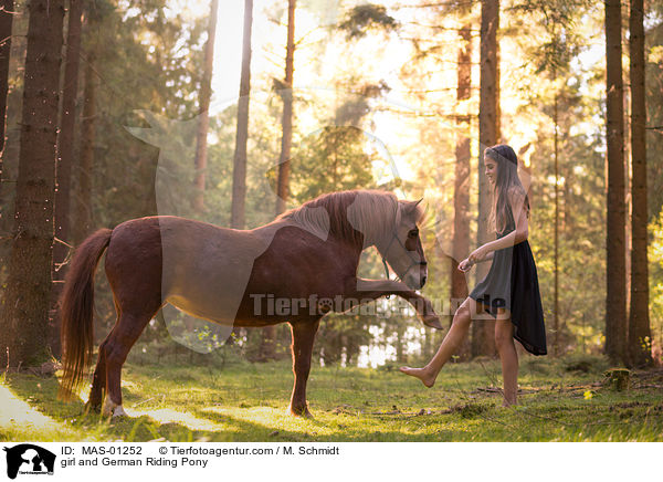 girl and German Riding Pony / MAS-01252