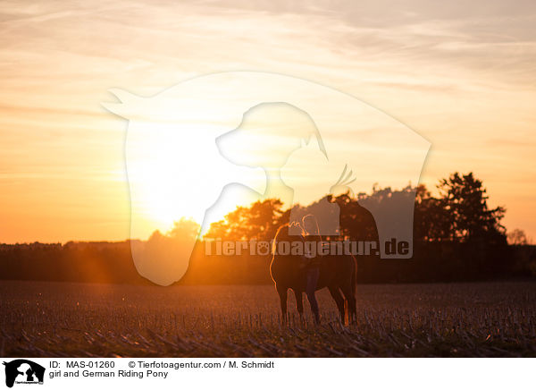 Mdchen und Deutsches Reitpony / girl and German Riding Pony / MAS-01260